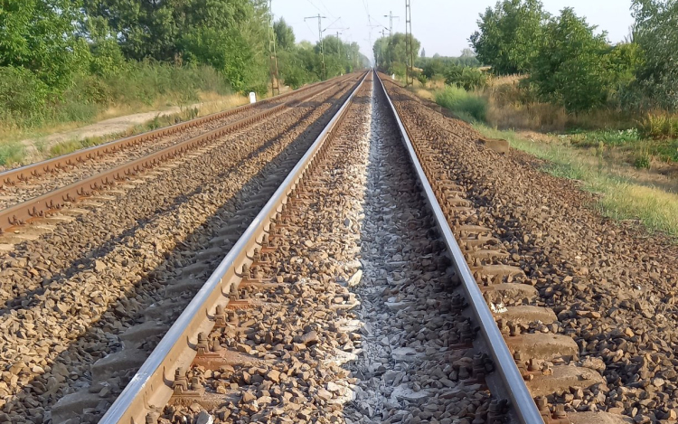 MÁV: felsővezeték-szakadás miatt hosszabb a menetidő a győri fővonalon