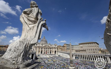 Pápaválasztás - Feltették a kéménycsövet a Sixtus-kápolna tetejére