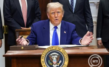 Donald Trump hétfőn tárgyal Vlagyimir Putyinnal