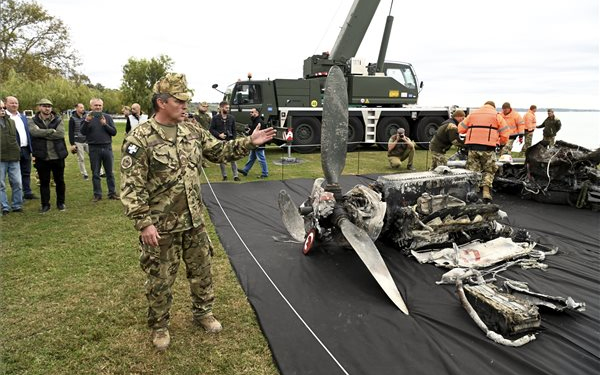 Második világháborús magyar vadászgép roncsait emelték ki a Balatonból